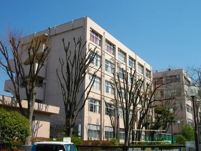 足立東高校の外観