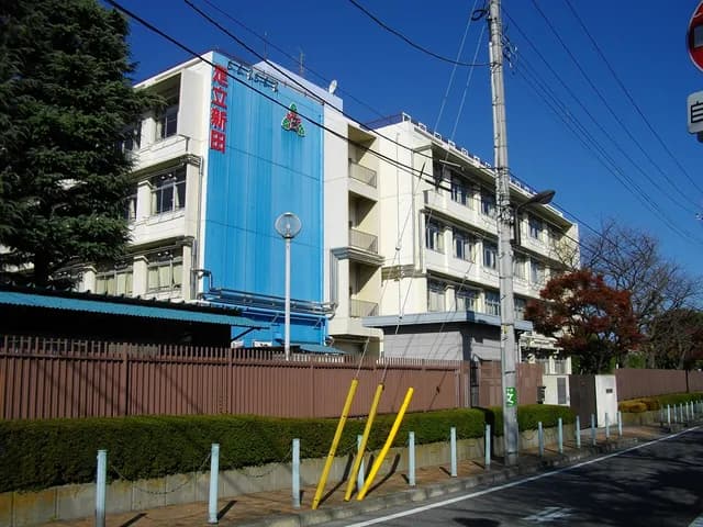足立新田高校の外観