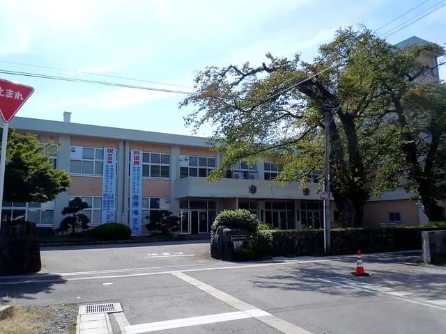 阿賀黎明高校の外観