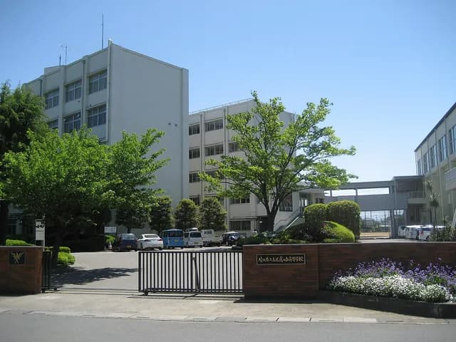 上尾鷹の台高校の外観