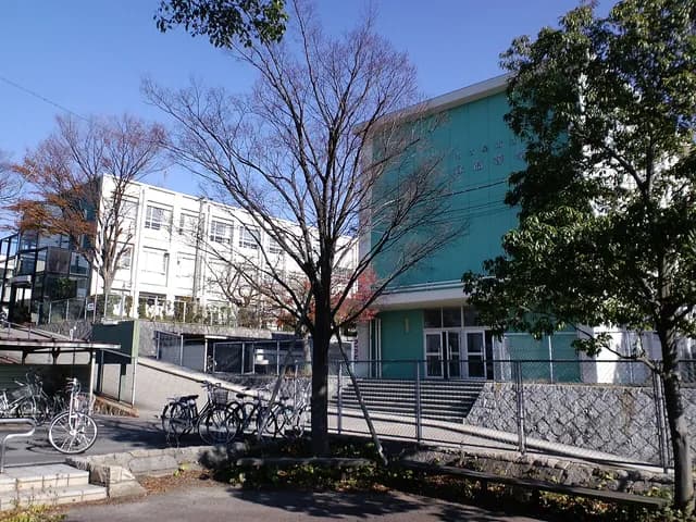 緑高校の外観
