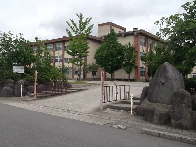 荒川高校の外観