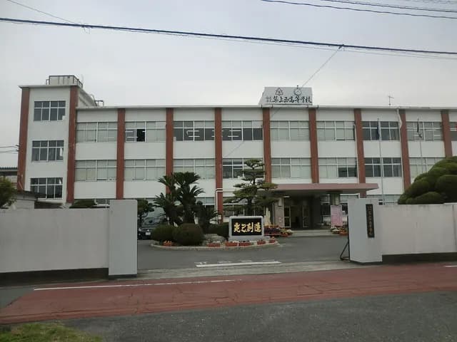 築上西高校の外観