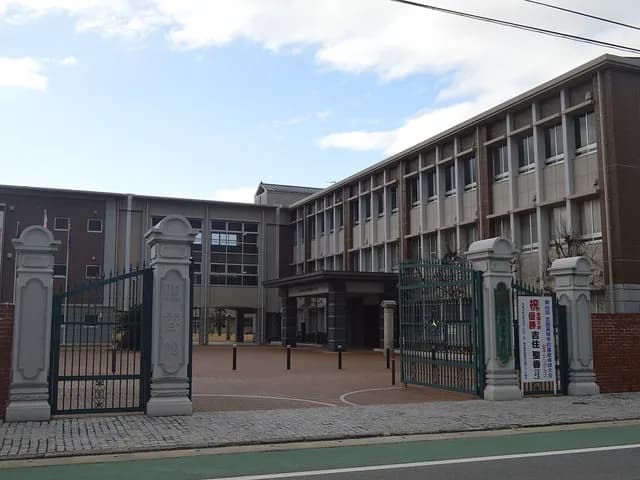 伝習館高校の外観