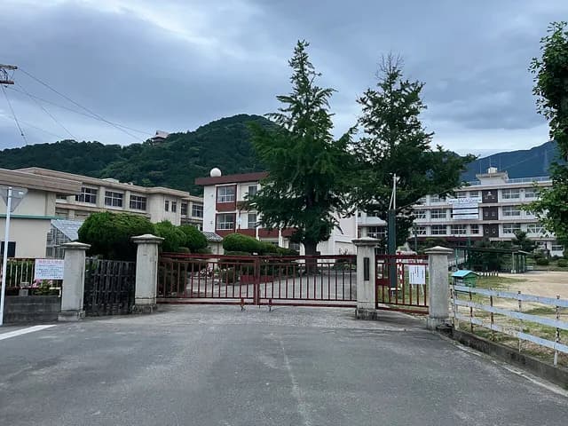 西条農業高校の外観