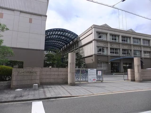 舟入高校の外観