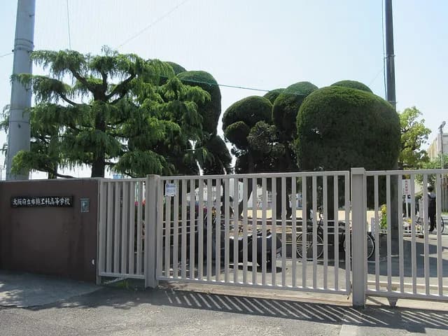布施工科高校の外観