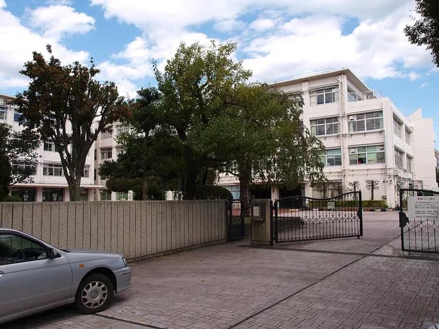 八王子拓真高校の外観