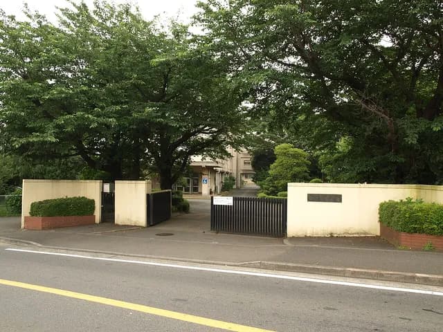 白山高校の外観