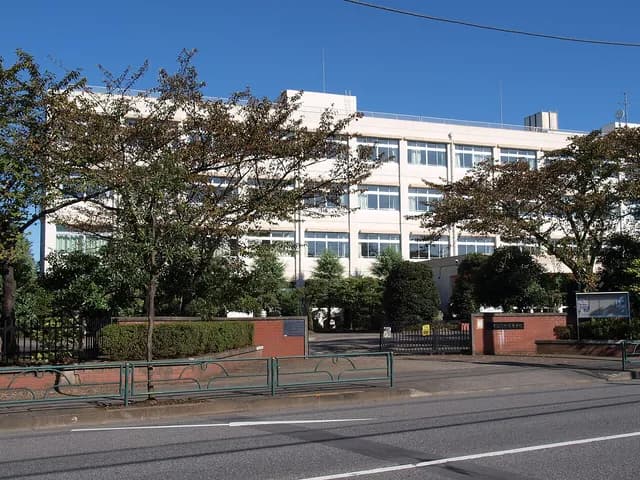 羽村高校の外観