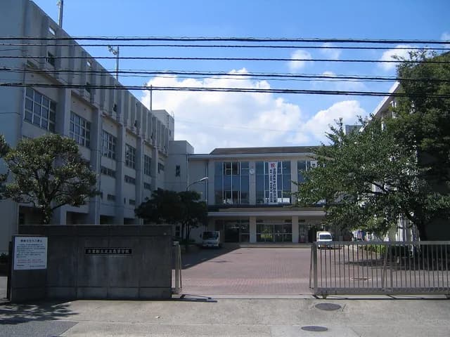 足立高校の外観