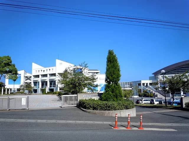 日立商業高校の外観