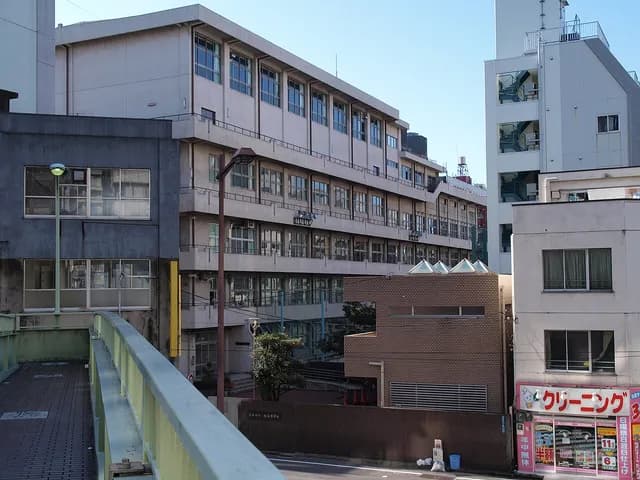 一橋高校の外観