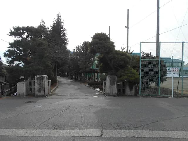 穂高商業高校の外観