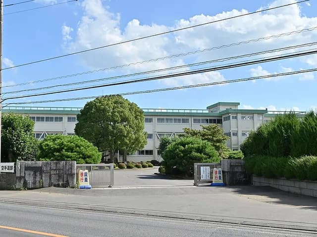 石岡商業高校の外観
