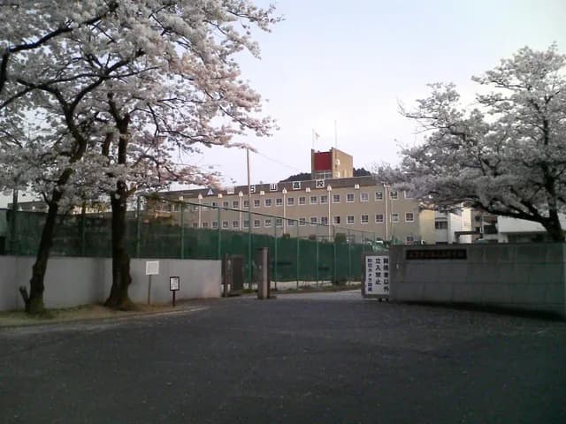 石山高校の外観