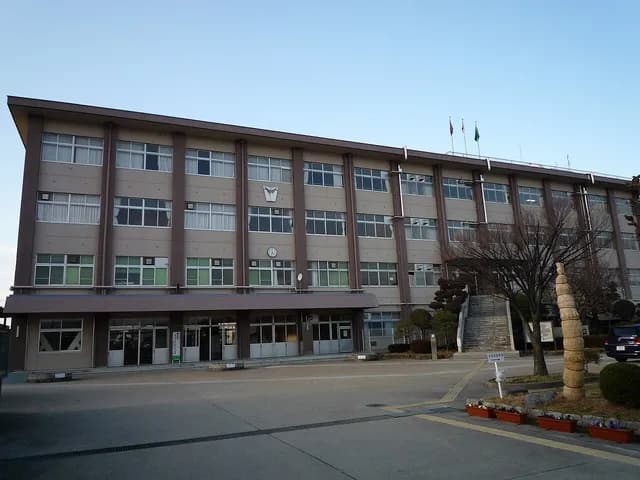 城南菱創高校の外観