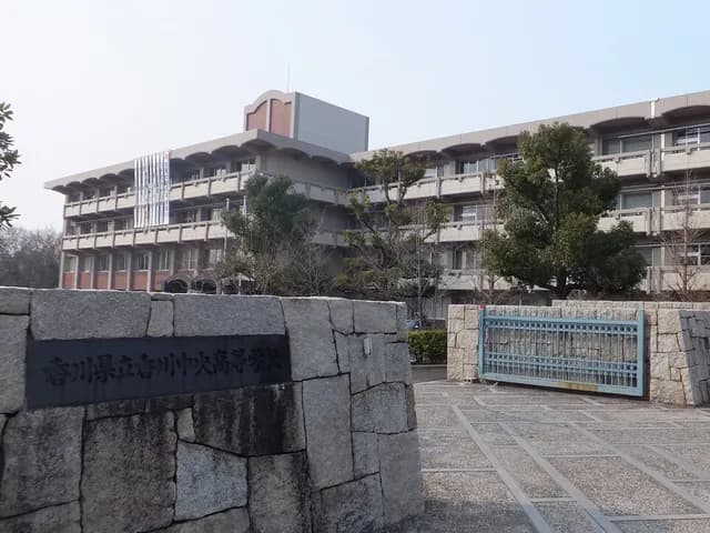 香川中央高校の外観