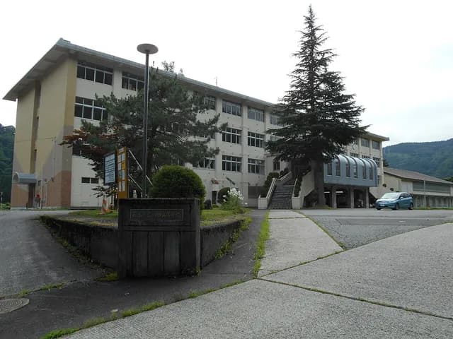 川口高校の外観