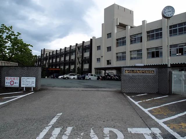 輝翔館中等教育学校の外観