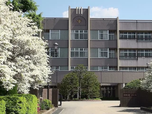 甲府第一高校の外観