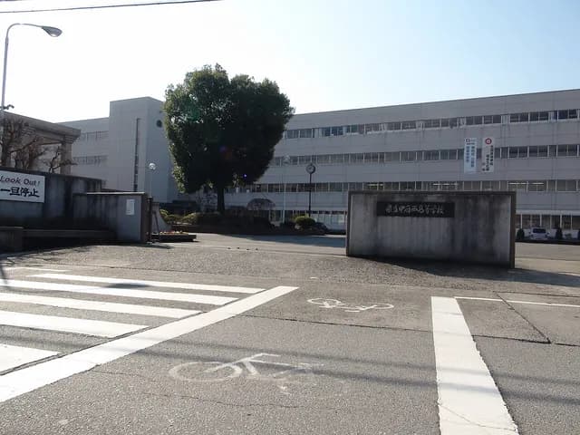 甲府西高校の外観