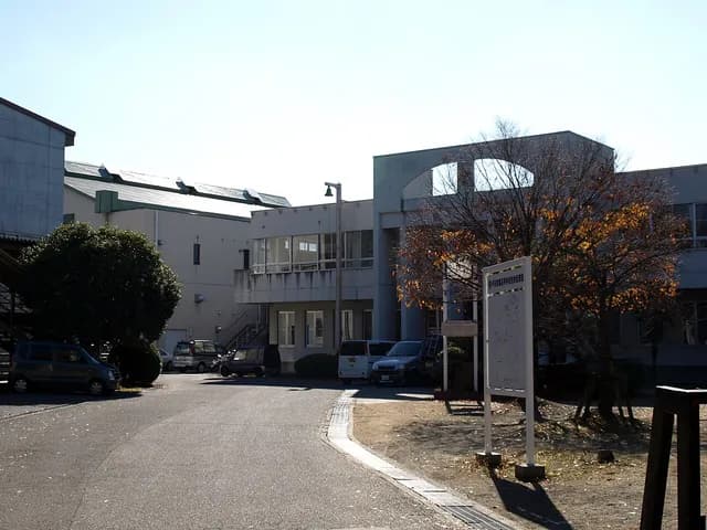 甲府商業高校の外観