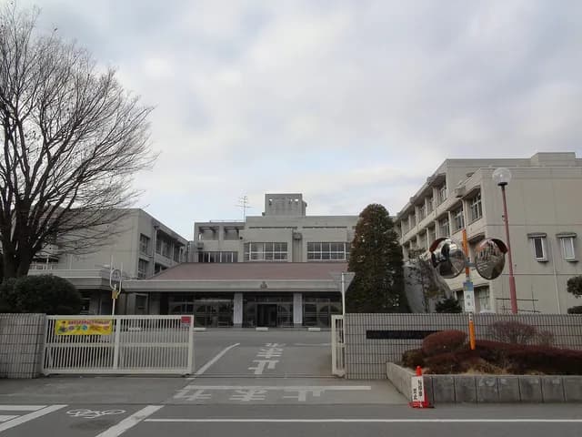 甲府昭和高校の外観