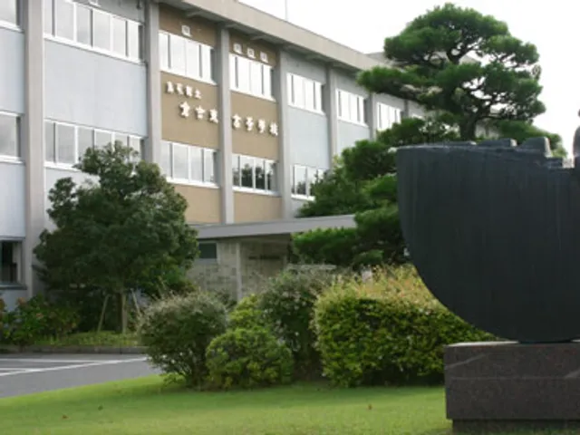 倉吉東高校の外観