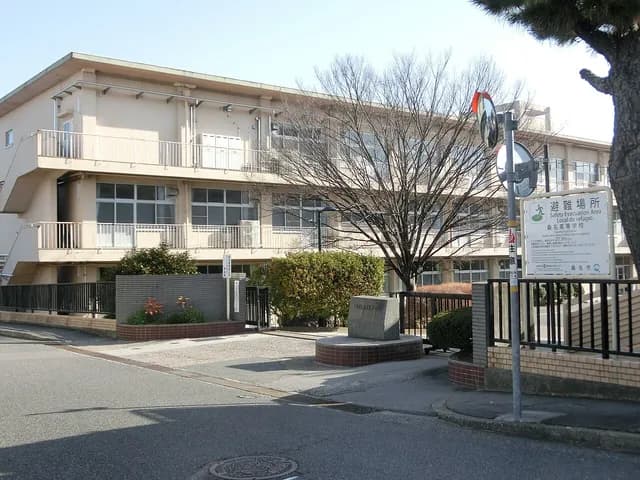 桑名高校の外観