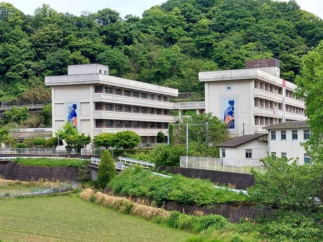 松山南高校砥部分校の外観