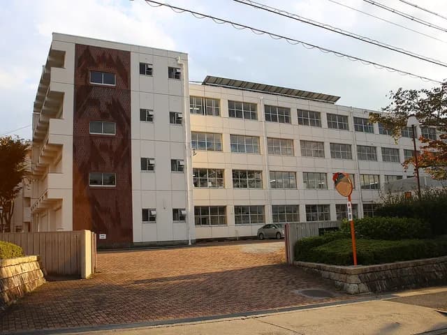 名東高校の外観