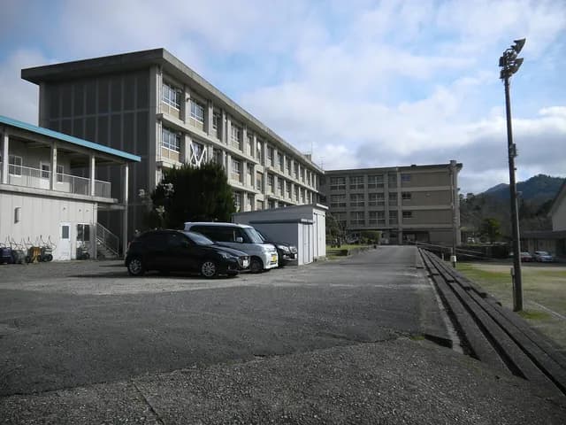 向原高校の外観