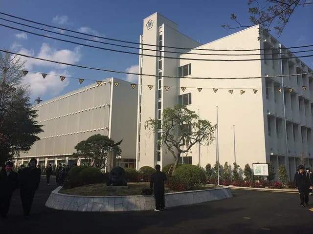 向の岡工業高校の外観