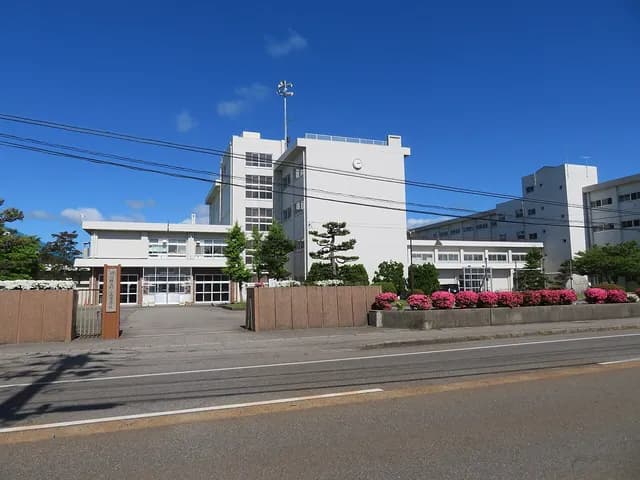 村上高校の外観
