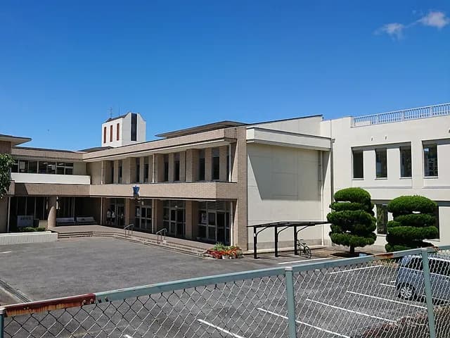 名張青峰高校の外観