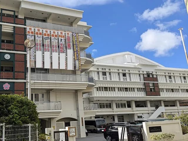 那覇商業高校の外観