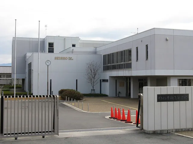 青翔高校の外観