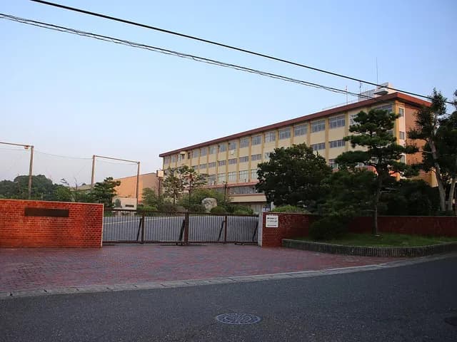鳴海高校の外観