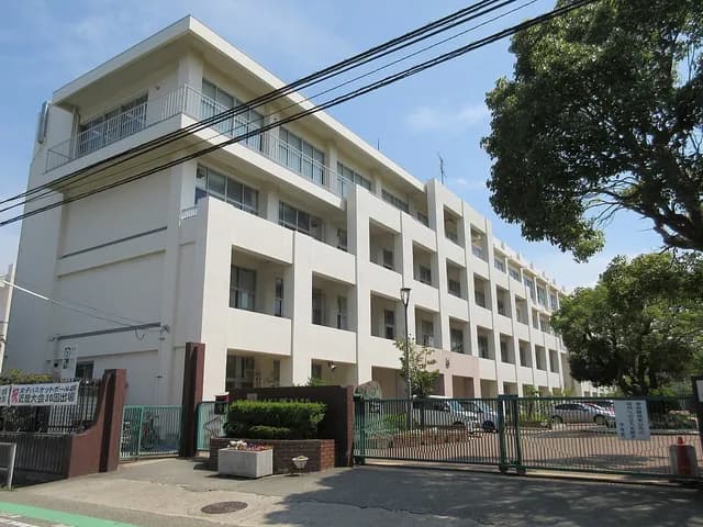 鳴尾高校の外観