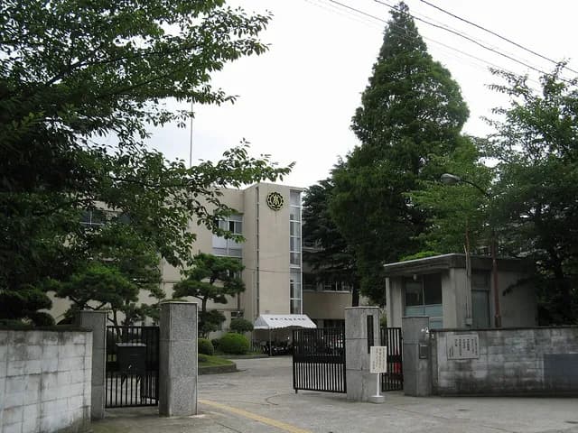 寝屋川高校の外観