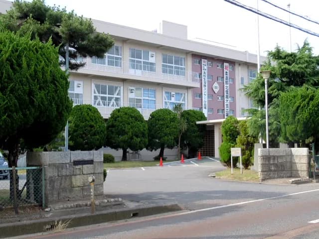 新津工業高校の外観