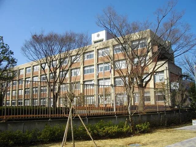 新座総合技術高校の外観