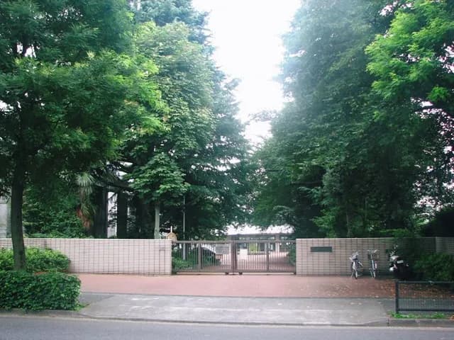西高校の外観