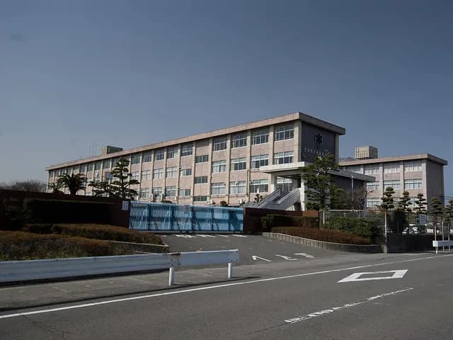 西春高校の外観