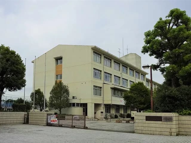 相模向陽館高校の外観