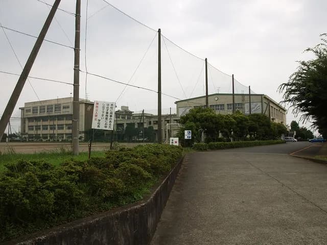 寒川高校の外観