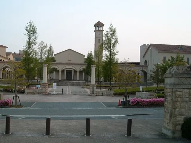 三田祥雲館高校の外観