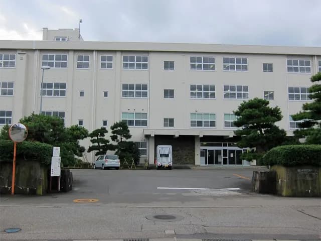 新湊高校の外観