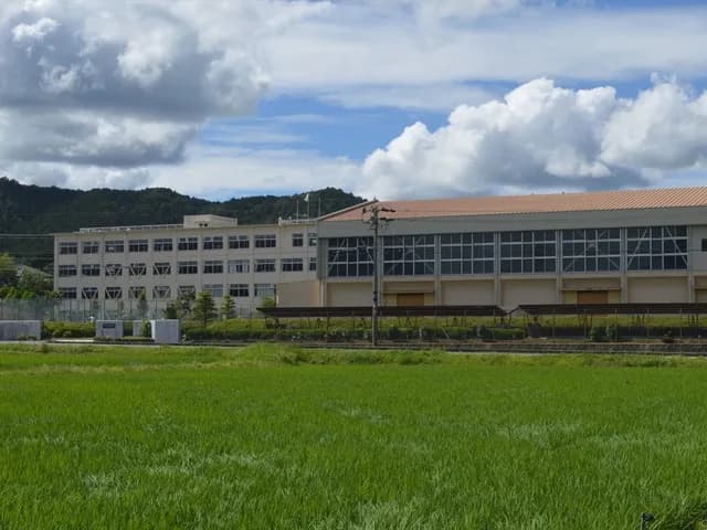 新城有教館高校作手校舎の外観